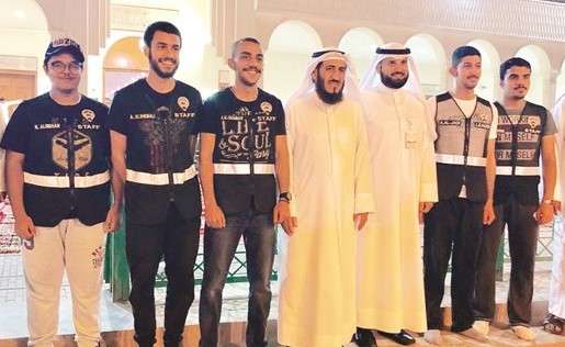 م.فريد عمادي مع عدد من الموظفين خلال الجولة﻿