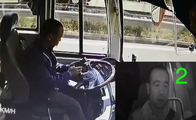 بالفيديو.. سائق حافلة ينشغل بهاتفه ويتسبب في حادث مروّع