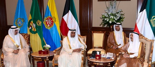 صاحب السمو الأمير الشيخ صباح الأحمد مستقبلا الوزير فهد الشعلة ومدير عام بيت الزكاة د.محمد العتيبي