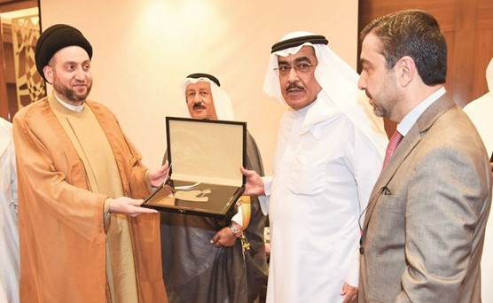 درع تقديرية من السيد عمار الحكيم إلى جمعية الصحافيين يتسلمها  ﻿﻿أمين سر الجمعية الزميل عدنان الراشد بحضور جواد بوخمسين واحمد الحكيم﻿