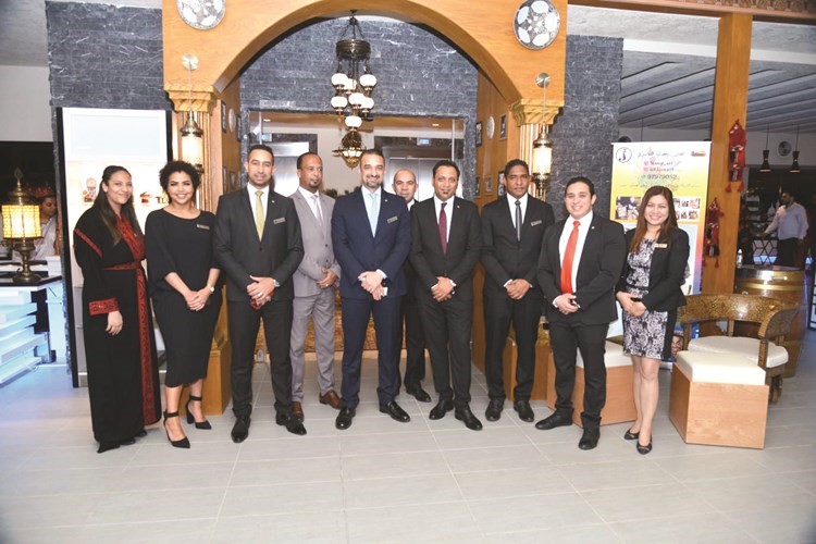 إدارة الفندق في لقطة تذكارية﻿