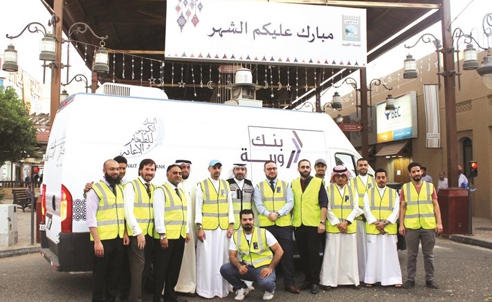 المتطوعون خلال حملة إفطار صائم المتنقل﻿