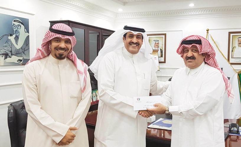 الشيخ أحمد اليوسف ود. أحمد عجب يسلمان مكافأة نادي الساحل لمطلق الفتح﻿