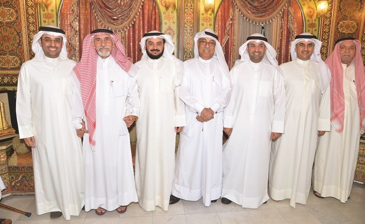 د. محمد الحويلة متوسطا د. نايف الحجرف وبعض الحضور﻿