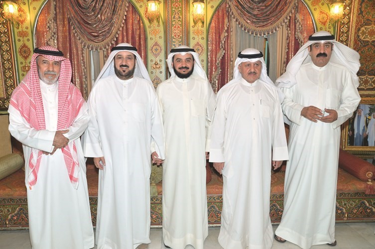 الحويلة مع بعض أبناء الدائرة﻿