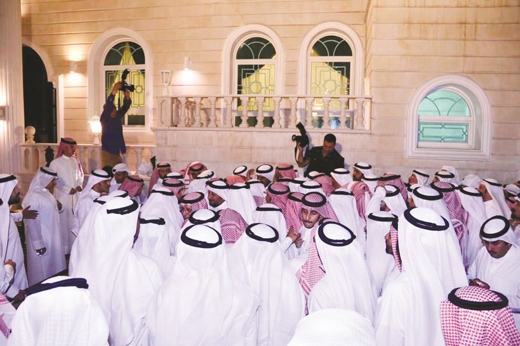 جانب من الحضور في ديوان الحويلة﻿