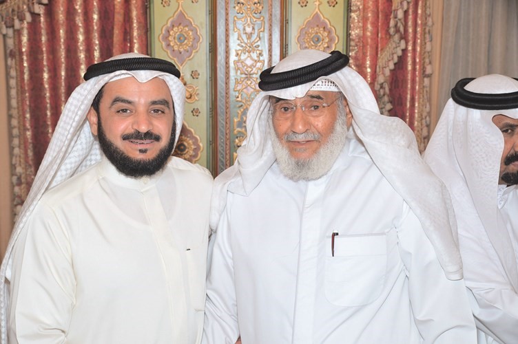 د. محمد الحويلة مع أحد الحضور﻿