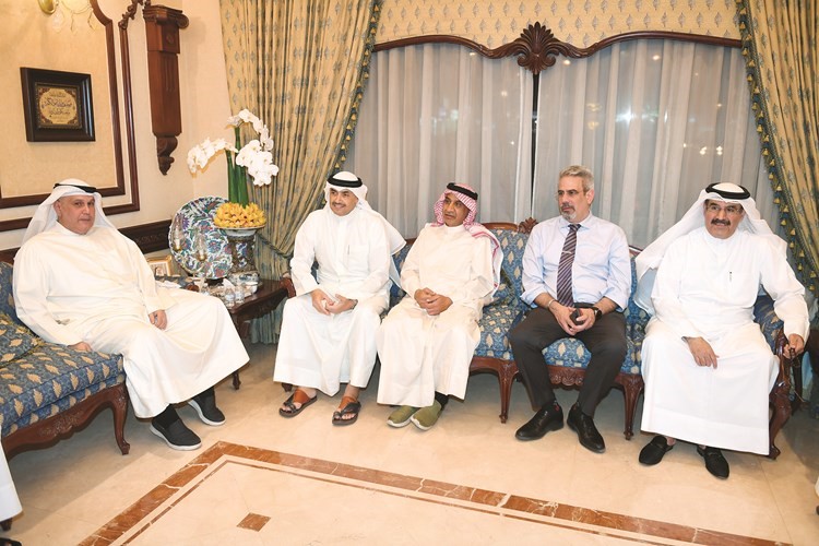 محمد المطير مع بعض الحضور﻿