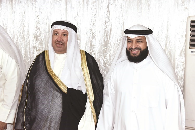 عبدالله فهاد مع أحد ابناء الدائرة﻿