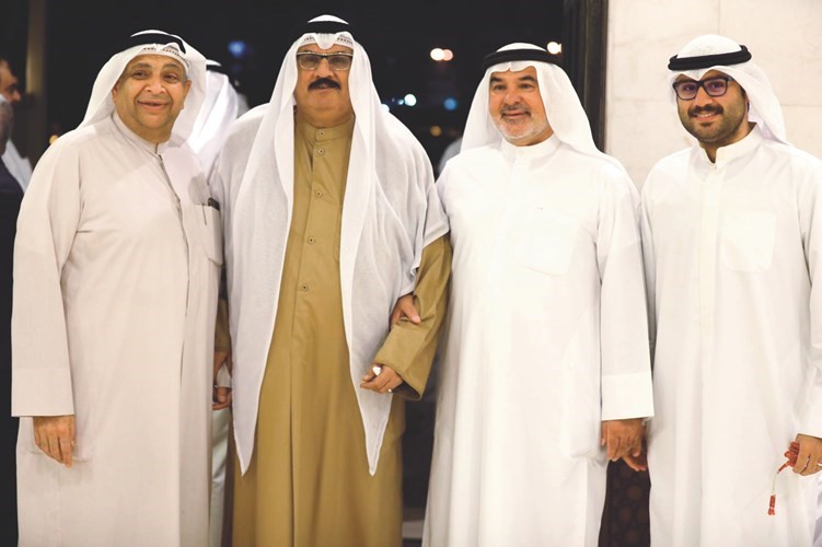 صالح عاشور بين بعض الحضور ﻿