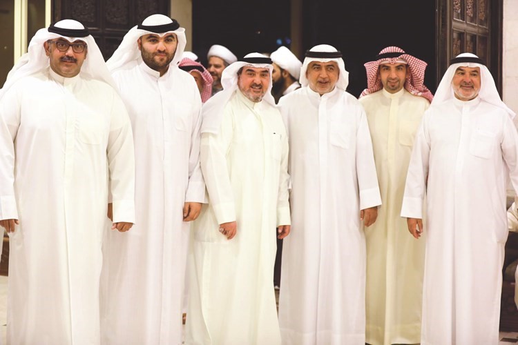 صالح عاشور مع رواد ديوانه ويبدو محمد عاشور ﻿
