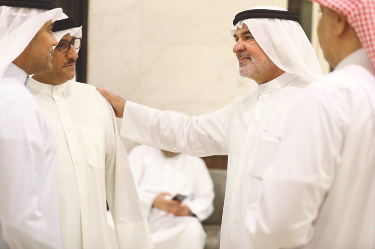 صالح عاشور يتلقى التهاني﻿