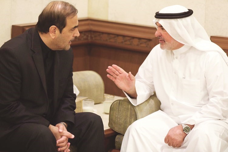 عاشور يتحدث إلى أحد الزائرين ﻿