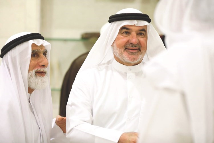  ويتلقى تهنئة من أحد كبار السن﻿