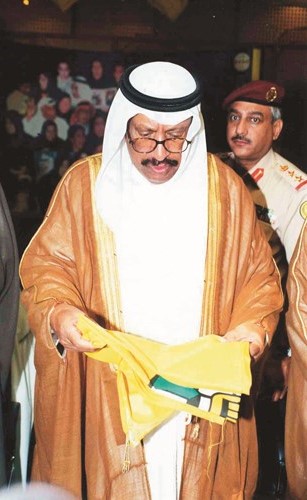 سمو الأمير الوالد الشيخ سعد العبدالله رحمه الله ممسكا علم الاسرى﻿