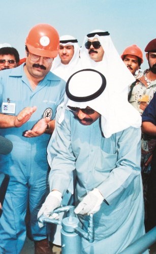 سمو الأمير الوالد رحمه الله خلال عملية إطفاء الابار﻿