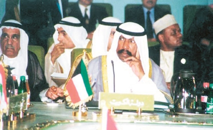 رحمه الله مترئسا وفد الكويت في القمة العربية الطارئه في القاهرة عام ١٩٩٦﻿