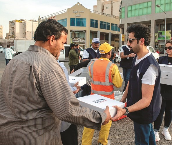 متطوعو الوطني يوزعون الوجبات على الصائمين﻿