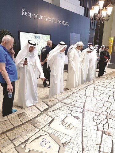 د.عبدالمطلب البلام يشرح للحضور حول خريطة الكويت القديمة﻿