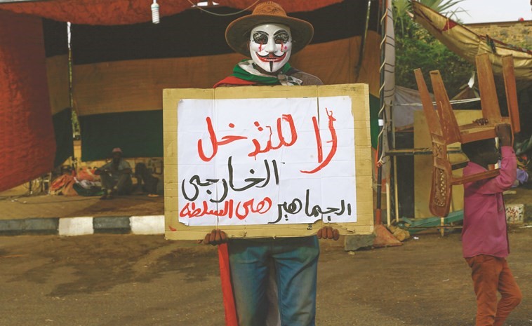 متظاهر سوداني خلال احتجاج بالقرب من المجمع العسكري وسط الخرطوم امس الاول	(أ.ف.پ)﻿