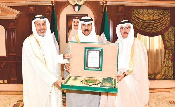  سمو ولي العهد الشيخ نواف الأحمد يتسلم التكريم منفهد الشعلة ومحمد العتيبي ﻿