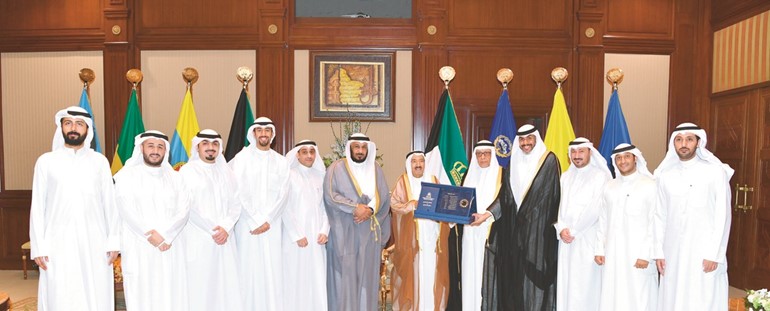 صاحب السمو الأمير الشيخ صباح الأحمد خلال استقباله فهد المعجل ورئيس واعضاء جمعية المحاسبين ﻿