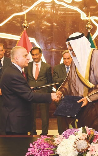 الشيخ صباح الخالد يتبادل الوثائق مع د.محمد الحكيم خلال مراسم التوقيع﻿