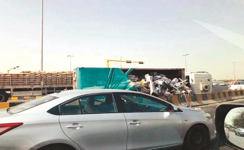 انقلاب الشاحنة عطل حركة السير﻿