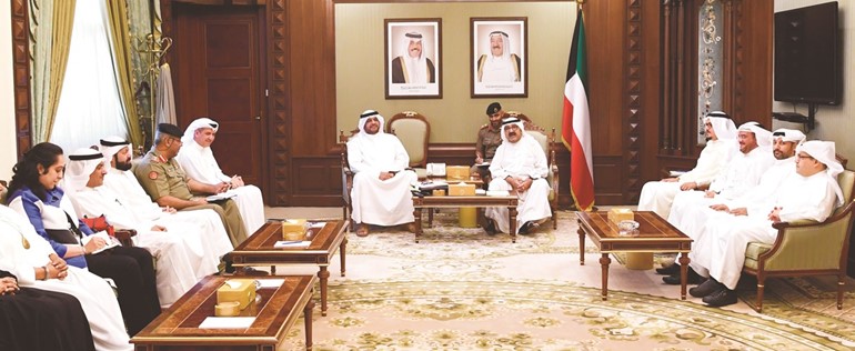 الشيخ ناصر صباح الأحمد مستقبلا الشيخ أحمد المنصور وم.محمد الشطي وعددا من المهندسين في وزارة الدفاع ﻿