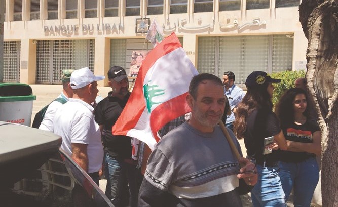 العسكريون المتقاعدون خلال اقفالهم مداخل مصرف لبنان المركزي احتجاجا على بعض بنود الموازنة 	(محمود الطويل)﻿