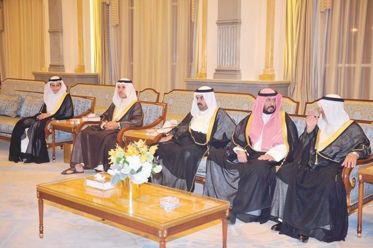  الشيخ طلال الخالد والشيخ خالد البدر والشيخ صباح ناصر المحمد مع الشيخ فهد الجابر﻿