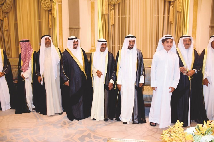 الشيوخ د.سالم وعلي وبندر وأحمد وفهد الجابر في استقبال المهنئين﻿