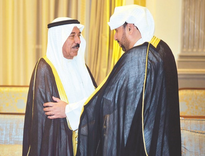 الشيخ حمد جابر العلي مهنئا الشيخ مبارك الجابر ﻿