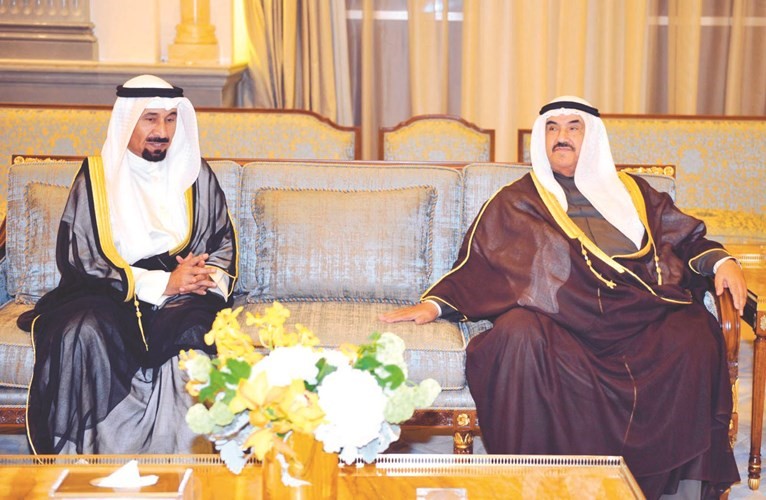 سمو الشيخ ناصر المحمد مهنئا الشيخ علي الجابر ﻿