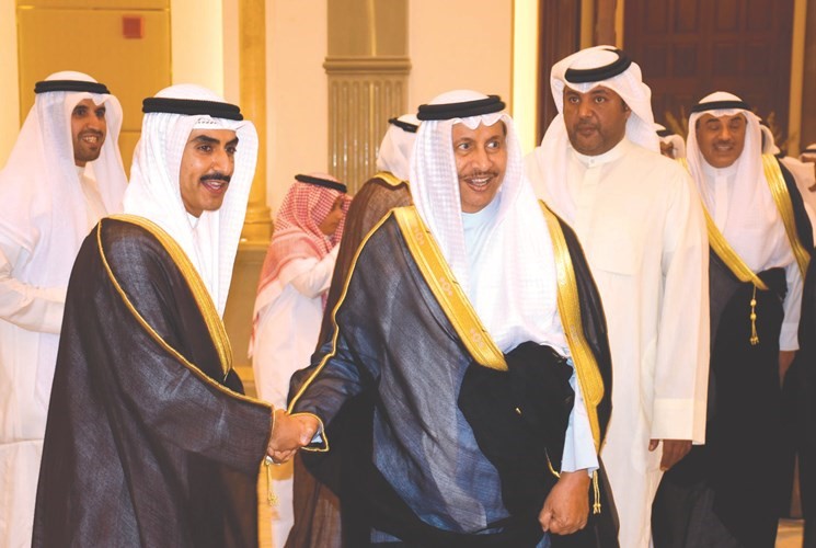 سمو الشيخ جابر المبارك مصافحا الشيخ ثامر الجابر ﻿