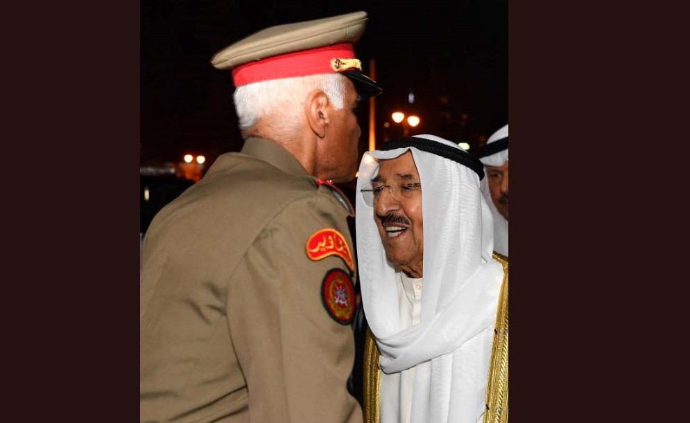 صاحب السمو لضباط الجيش: الدولة لن تتواني في دعم قواتنا البواسل في ظل التطورات المتسارعة للاسلحة ومناهج التدريب