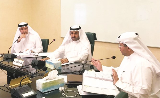 محمد الرقيب خلال ترؤسه اجتماع اللجنة ﻿