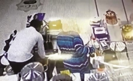 الكاميرا تسجل لحظة سرقة الحقيبة﻿