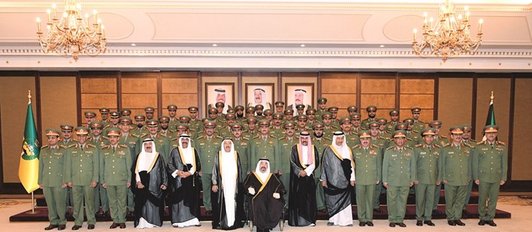 صاحب السمو الأمير الشيخ صباح الأحمد وسمو ولي العهد الشيخ نواف الأحمد وسمو الشيخ سالم العلي والشيخ مشعل الأحمد وسمو الشيخ جابر المبارك والشيخ ناصر صباح الأحمد والفريق الركن م.هاشم الرفاعي مع كبار ضباط الحرس الوطني﻿
