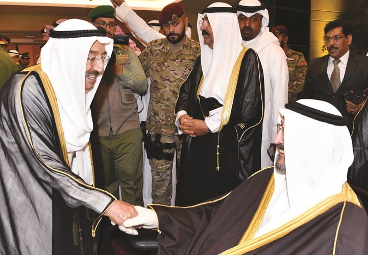 صاحب السمو مصافحا سمو الشيخ سالم العلي﻿