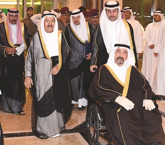 صاحب السمو الأمير الشيخ صباح الأحمد لدى وصوله بحضور سمو ولي العهد وسمو الشيخ سالم العلي والشيخ مبارك سالم العلي وأحمد فهد الفهد﻿