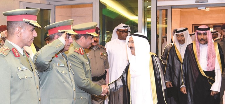 صاحب السمو الأمير مصافحا مستقبليه بحضور سمو ولي العهد وسمو الشيخ جابر المبارك﻿