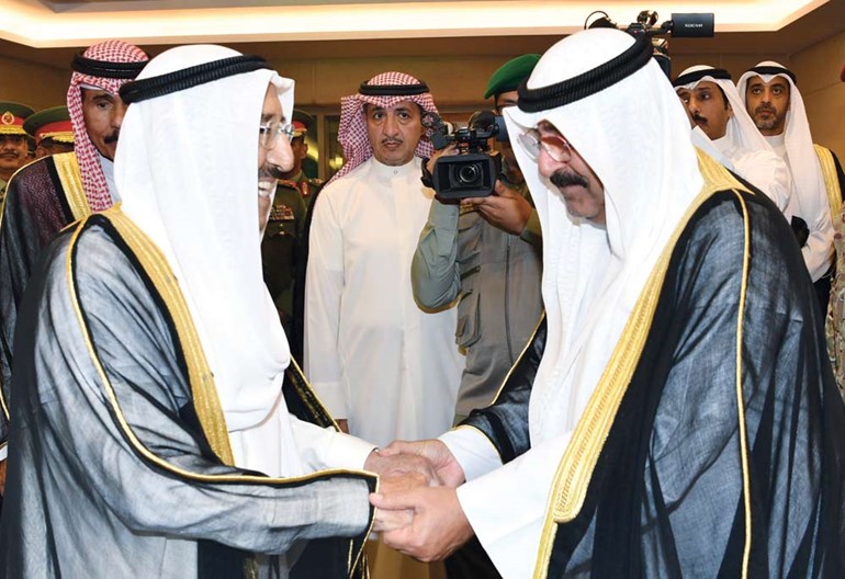 صاحب السمو الأمير مصافحا الشيخ مشعل الأحمد