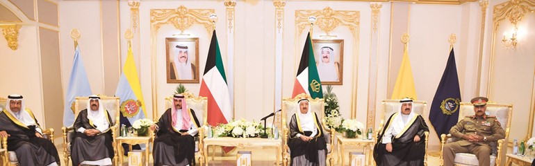 صاحب السمو الأمير الشيخ صباح الأحمد وسمو ولي العهد الشيخ نواف الأحمد والشيخ مشعل الأحمد وسمو رئيس الوزراء الشيخ جابر المبارك والشيخ ناصر صباح الأحمد والفريق الركن محمد الخضر﻿