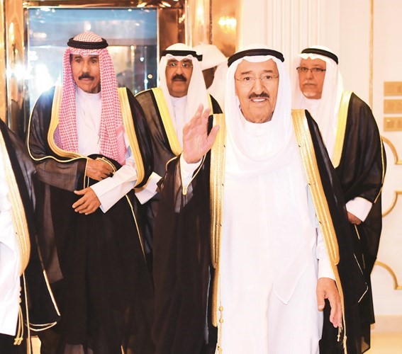 صاحب السمو الأمير الشيخ صباح الأحمد يحيي الحضور لدى وصوله بحضور سمو ولي العهد الشيخ نواف الأحمد والشيخ مشعل الأحمد والشيخ علي الجراح ﻿