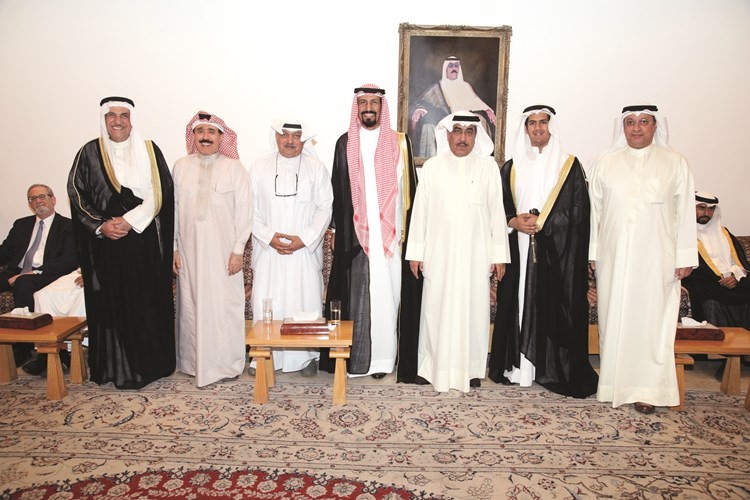 الزملاء عدنان الراشد وبدر الحماد وأحمد الجارالله وحسن الصايغ يباركون﻿