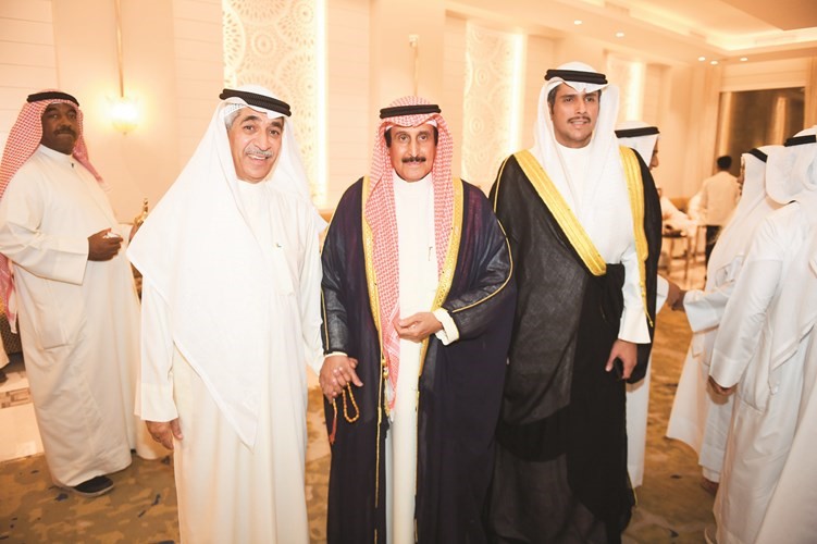 الشيخ د.إبراهيم الدعيج ونجله الشيخ عبدالله يهنئان م.عادل الخرافي -(هاني الشمري) ﻿