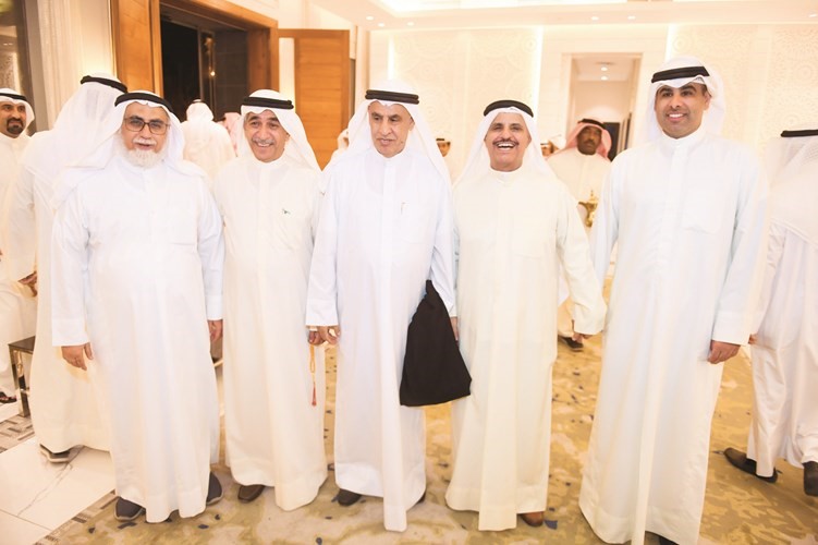 صالح الفضالة يقدم التهاني إلى د.عبدالمحسن الجارالله الخرافي وم.عادل الخرافي وم.نبيل الخرافي﻿