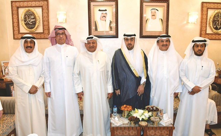 محمد العواش مستقبلا مهنئيه﻿