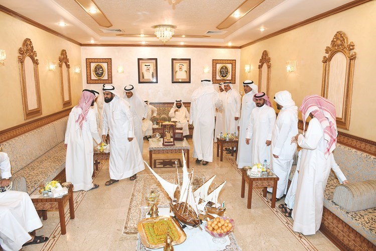 جانب من المهنئين في ديوان العواش﻿